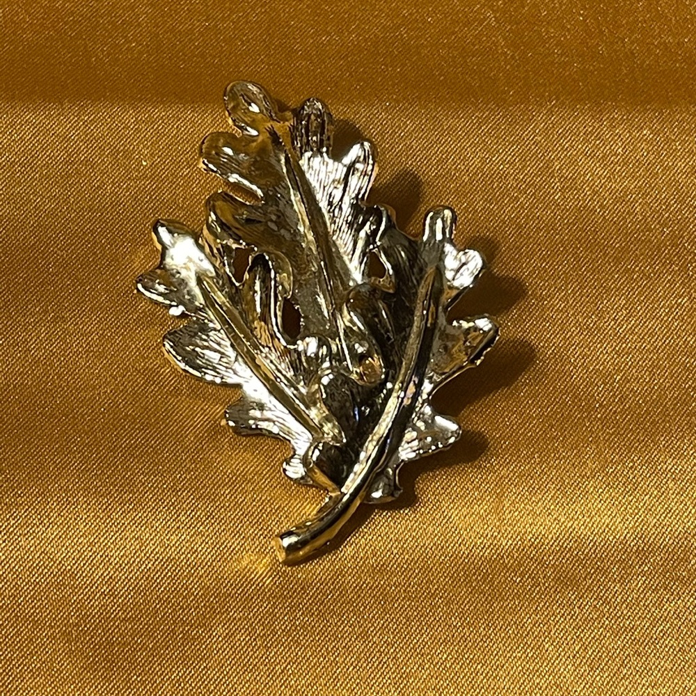 Leaf pin-vintage silvered colored